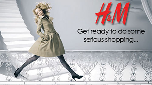 Sconti in cambio di vestiti usati: H&M ti regala un buono ogni busta d'abiti che porti in negozio