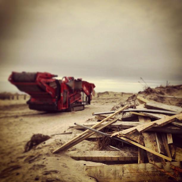 New York, le macerie dell'uragano Sandy riciclate in un grande cuore di legno
