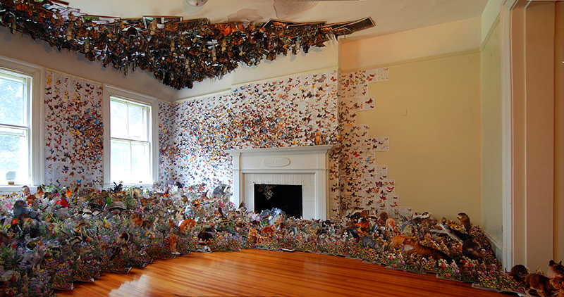 1100 libri per un immenso collage d'artista: è l'isola del Dottor Mastrovito!